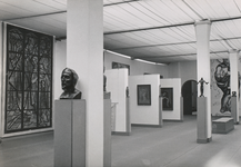 851187 Gezicht op een gedeelte van de vaste tentoonstelling van het Museum van Nieuwe Religieuze Kunst (MNRK), op de ...